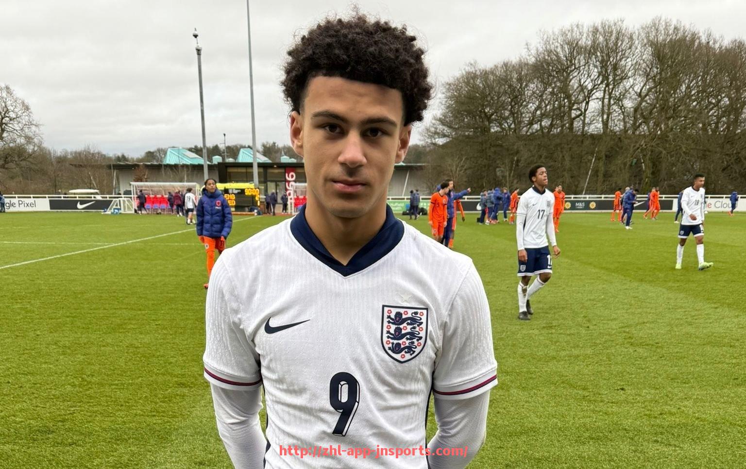 江南体育APP下载-法甲外援技术优势分析及其对球队战术提升的作用